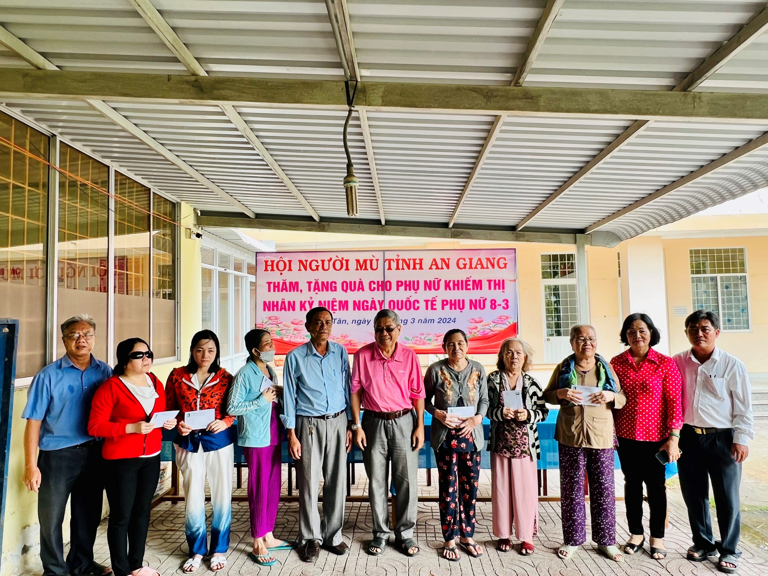 Thăm hỏi và trao quà cho chị em hội viên tại huyện Phú Tân, An Giang 